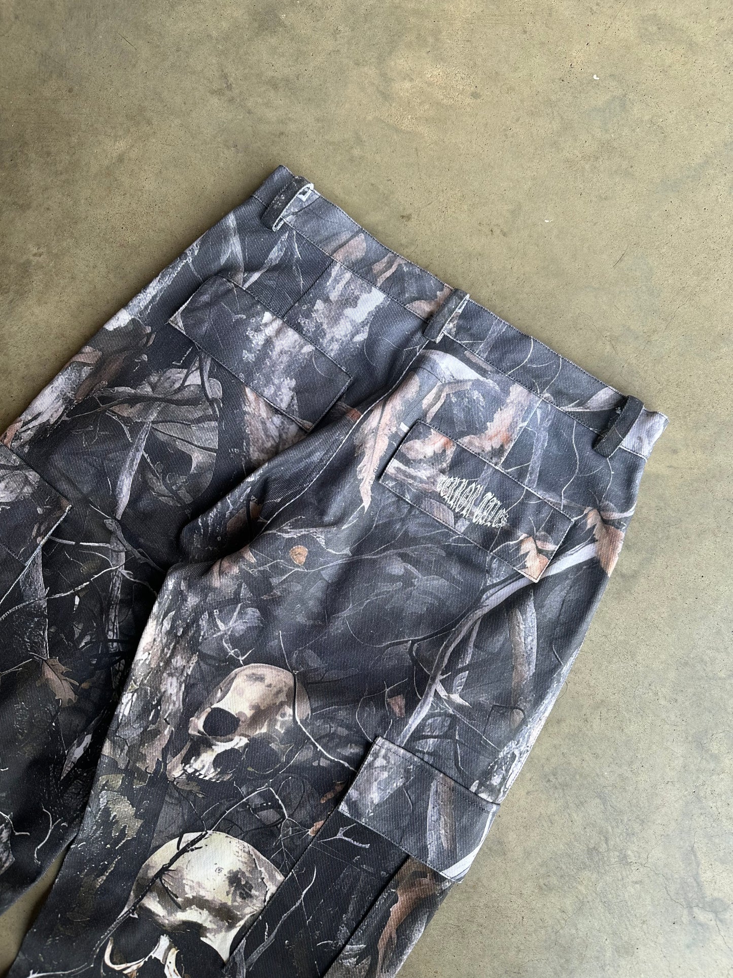 FEAR TREE CAMO CARGO PANTS